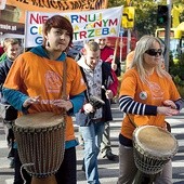 Kolorowy marsz przeszedł ulicami miasta z towarzyszeniem bębnów i piszczałek