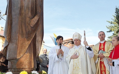 Figurę poświęcił bp Jan Kopiec