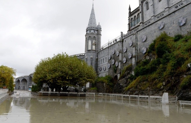 Grota w Lourdes otwarta po powodzi