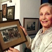  Anna Milewska wśród starych zdjęć i rodzinnych pamiątek