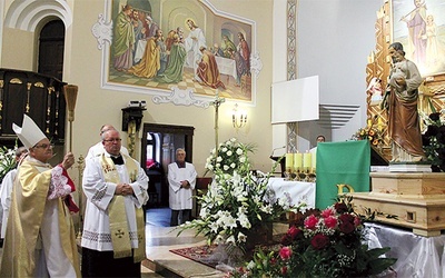  Figurę świętego w czasie uroczystości jubileuszowych parafii poświęcił ks. inf. Aleksander Pasternakiewicz  