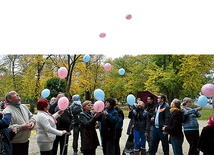  Wypuszczane do nieba baloniki z wypisanymi imionami dzieci są wyrazem pamięci, ale i nadziei dla rodziców 