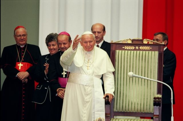 W czasie pielgrzymki w 1999 roku Jan Paweł II odwiedził polski Parlament.