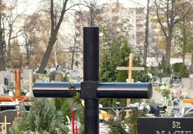 50 krzyży przewróconych na cmentarzu