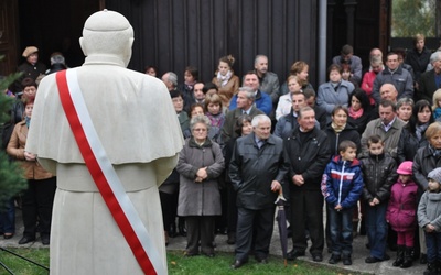 Wierni wokół pomnika Jana Pawła II