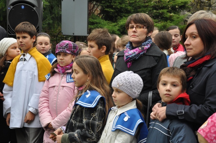 Pomnik bł. Jana Pawła II w Dobrkowie