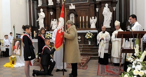 Sztandar szkoły w kościele śś. apostołów Piotra i Pawła poświęcił bp Piotr Libera