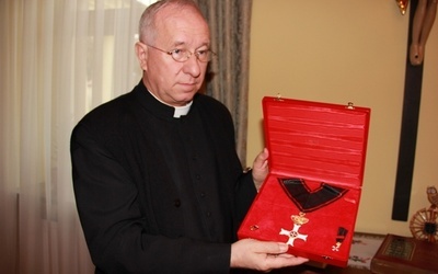 Biskup Andrzej F. Dziuba z Wielkim Krzyżem otrzymanym od zakonu maltańczyków