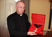 Biskup Andrzej F. Dziuba z Wielkim Krzyżem otrzymanym od zakonu maltańczyków
