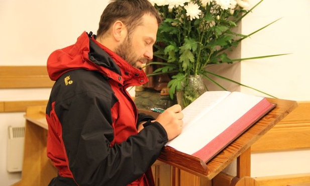 Piotr Chomicki wpisał się do księgi pamiątkowej sanktuarium w Mąkolicach