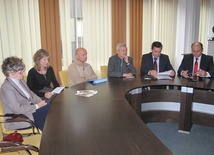 Na spotkanie do UM zaprosił prezydent Radomia Andrzej Kosztowniak (z prawej)