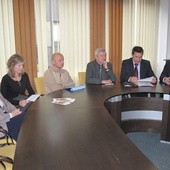 Na spotkanie do UM zaprosił prezydent Radomia Andrzej Kosztowniak (z prawej)
