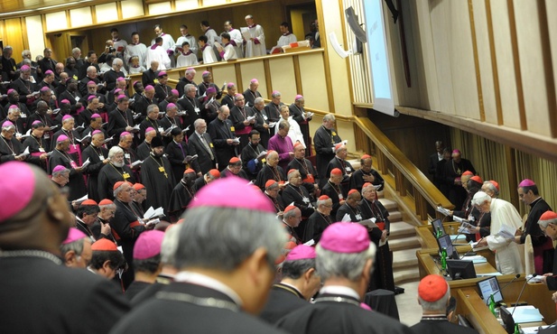 Synod: Kościół zna słabości wiernych i kapłanów