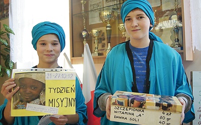 Wolontariusze Damian Błażuk i Mariusz Siwiec ubrani są w stroje arabskie przywiezione z Tunezji przez katechetkę Małgorzatę Waydę