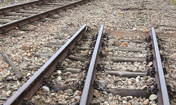 Pociągi pasażerskie w Polsce docierają do coraz mniejszej liczby miejscowości zwłaszcza małych. Niemal co miesiąc likwidowane są kolejne połączenia