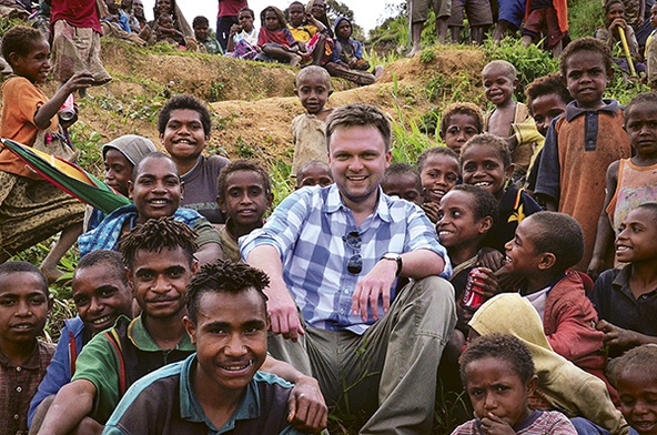 Szymon Hołownia  wśród mieszkańców Papui-Nowej Gwinei