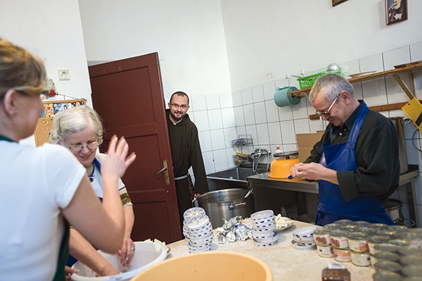 Nad całością prac czuwa brat Adam Zwierz, opiekun jadłodajni