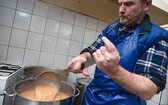Janusz Chyliński kiedyś jako bezdomny korzystał z jadłodajni, dzisiaj pomaga podczas robienia zupy