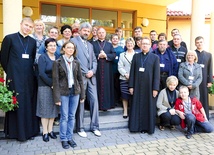 Uczestników szkolenia w Turnie odwiedził bp Henryk Tomasik. Pasterz diecezji przewodniczył Mszy św. A po niej wszyscy stanęli do pamiątkowej fotografii