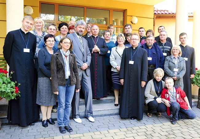 Uczestników szkolenia w Turnie odwiedził bp Henryk Tomasik. Pasterz diecezji przewodniczył Mszy św. A po niej wszyscy stanęli do pamiątkowej fotografii