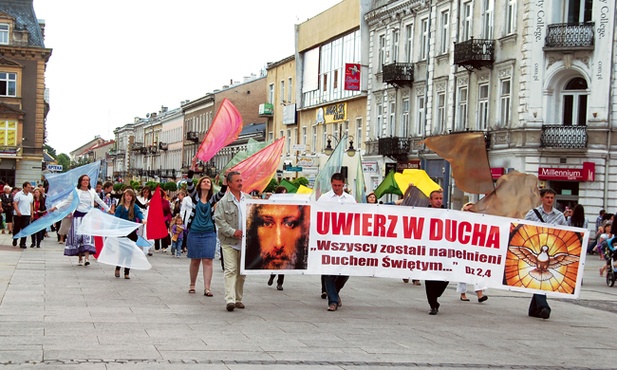 W uroczystość Zesłania Ducha Świętego grupy modlitewne ewangelizują na ulicy Żeromskiego w Radomiu 