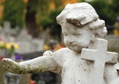 Na dziecięcych pomnikach cmentarnych najczęściej umieszcza się figurki aniołków, chociaż zgodnie z nauką Kościoła zmarłe dziecko nie staje się aniołem. Jednak wierzymy, że dzieci zmarłe bez sakramentu chrztu będą zbawione dzięki „chrztowi pragnienia” jego wierzących rodziców
