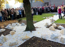 Nietypowy pomnik przy kościele – to usypany krzyż, w centrum którego jest drzewo. Ma być ono symbolem ofiary tych, co zginęli za ojczyznę. – To z ich ofiar czerpiemy, aby żyć godnie, aby miłować ojczyznę, aby budzić szacunek do naszej przeszłości i tradycji – podkreślał ks. Janusz Cegłowski podczas ceremonii poświęcenia