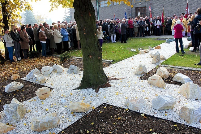 Nietypowy pomnik przy kościele – to usypany krzyż, w centrum którego jest drzewo. Ma być ono symbolem ofiary tych, co zginęli za ojczyznę. – To z ich ofiar czerpiemy, aby żyć godnie, aby miłować ojczyznę, aby budzić szacunek do naszej przeszłości i tradycji – podkreślał ks. Janusz Cegłowski podczas ceremonii poświęcenia