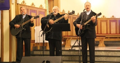 Występ tria proboszczów w kościele na Korabce