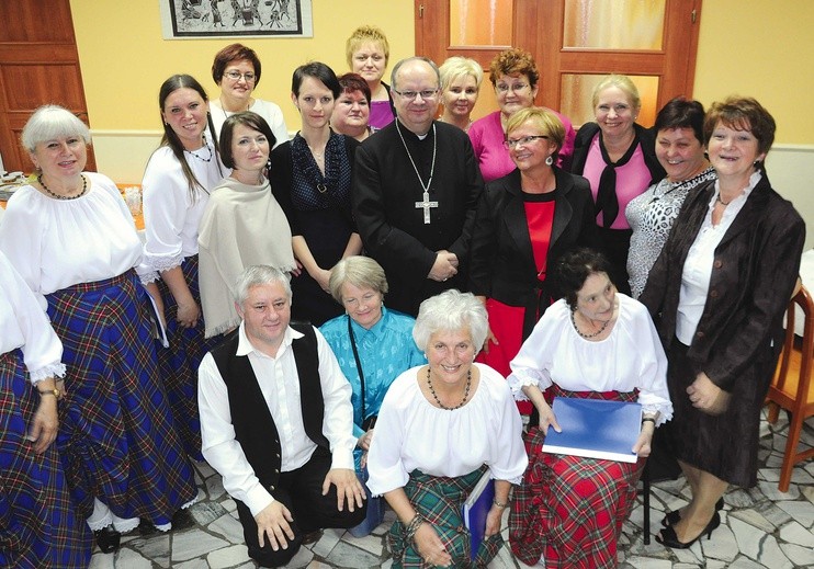  Podczas jubileuszu z pracownikami i podopiecznymi  DDP „Złota Jesień” spotkał się bp Andrzej Czaja