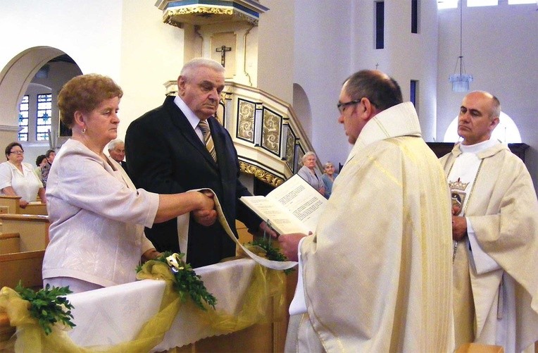  Odnowienie przysięgi to bardzo wzruszający moment dla jubilatów. Na zdjęciu państwo Agnieszka i Franciszek 