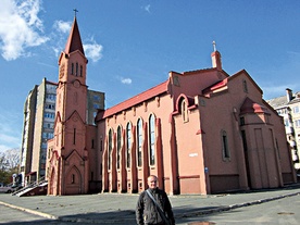 Ks. Tomasz Rafalak przed kościołem św. Jakuba w Sachalinie