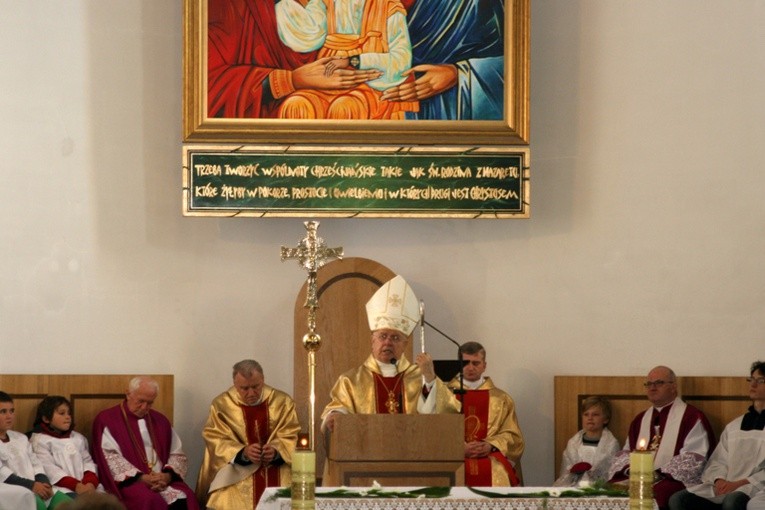 Uroczysta Eucharystia sprawowana przez bp. Józefa Zawitkowskiego na zakończenie jubileuszu 80-lecia istnienia parafii