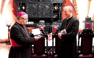 Po odczytaniu dekretu papieża, abp Sławoj Leszek Głódź wręczył bp. Ryszardowi nowy krzyż biskupi 
