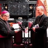 Po odczytaniu dekretu papieża, abp Sławoj Leszek Głódź wręczył bp. Ryszardowi nowy krzyż biskupi 