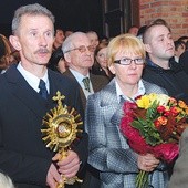 Ostrowiec Świętokrzyski, 25 października. Relikwie wnieśli Bożena i Krzysztof Dąbrowscy  obchodzący srebrne gody