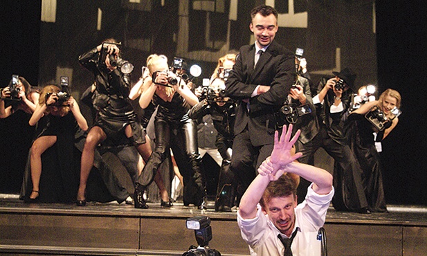 – „Operetka” to opowieść o niezmienności świata. Jedna maska zastępuje drugą – mówi o spektaklu reżyser Wojciech Kościelniak