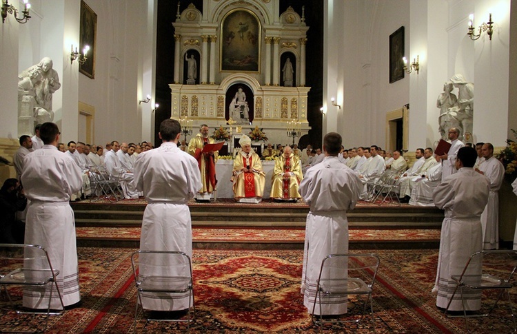 30 października w kościele św. Augustyna na Muranowie kard. Kazimierz Nycz udziellił święceń diakonatu czterem seminarzystom Redemptoris Mater