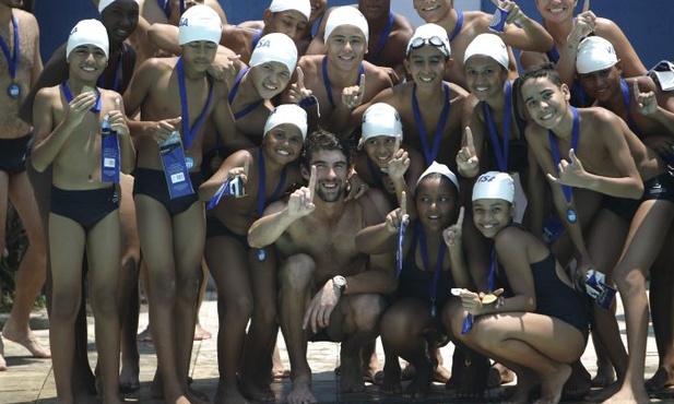 Phelps uczył pływać dzieci ze slumsów