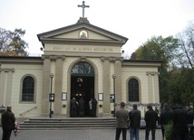 O której Msze św. na cmentarzach Krakowa?