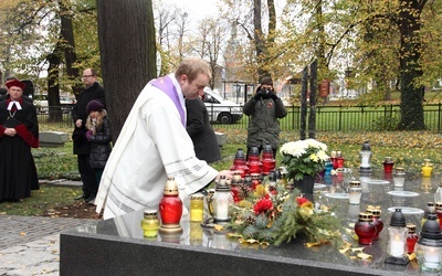 Ks. Bartłomiej Stark zapalił symboliczny znicz dla uczczenia pamięci dawnych gdańszczan