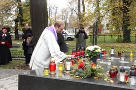 Ks. Bartłomiej Stark zapalił symboliczny znicz dla uczczenia pamięci dawnych gdańszczan