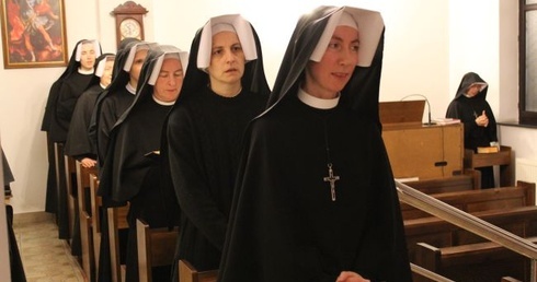 Siostry modlą się w płockim Sanktuarium Bożego Miłosierdzia