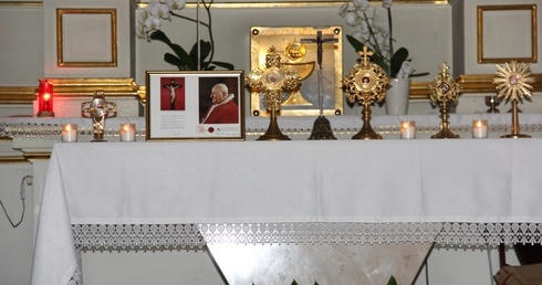 Poczas Litani Miast w parafi św. Stanisława w Skierniewicach na ołtarzu były wystawione relikwie wszystkich świętych i błogosławionych znajdujące się w parafii