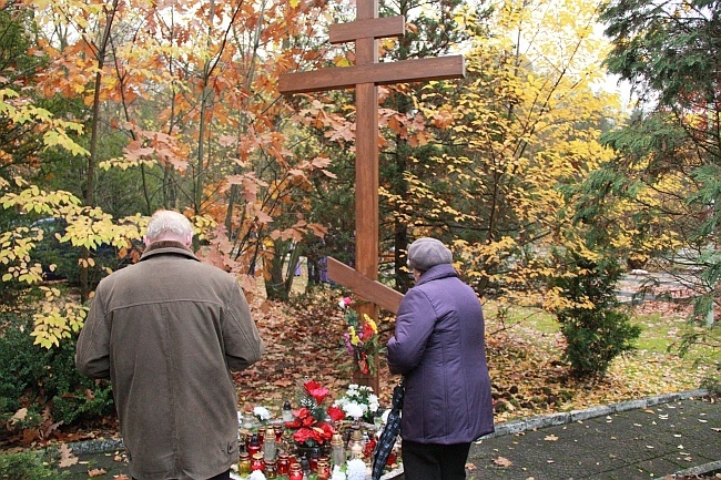 Modlitwa na cmentarzu wojennym