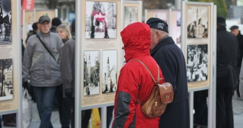 Przed olsztyńskm ratuszem