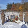 Członkowie przasnyskiej grupy rekonstrukcyjnej odwiedzali wojenne groby w historycznych mundurach