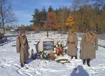 Członkowie przasnyskiej grupy rekonstrukcyjnej odwiedzali wojenne groby w historycznych mundurach