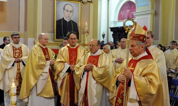 Po prawej ręce bp. Henryka Tomasika gospodarz uroczystości, proboszcz parafii w Jedlińsku ks. prał. Henryk Ćwiek