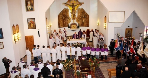 Ostatnie pożegnanie o. Czesława Dudy w kościele św. Michała Archanioła